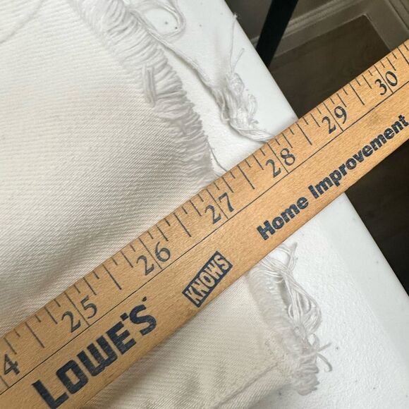 EUC Universal Threads Women’s White High Rise Jeans Blue Embroidery- Size 8 - Picture 7 of 8